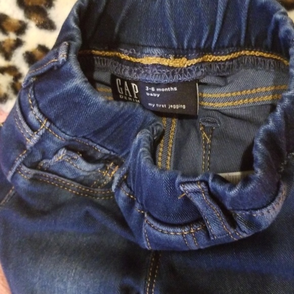 Good condition size 3 - 6 jeans Gap for baby girl - Picture 3 of 3